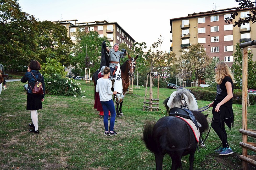 Svatováclavský průvod s koňmi po Vršovicích