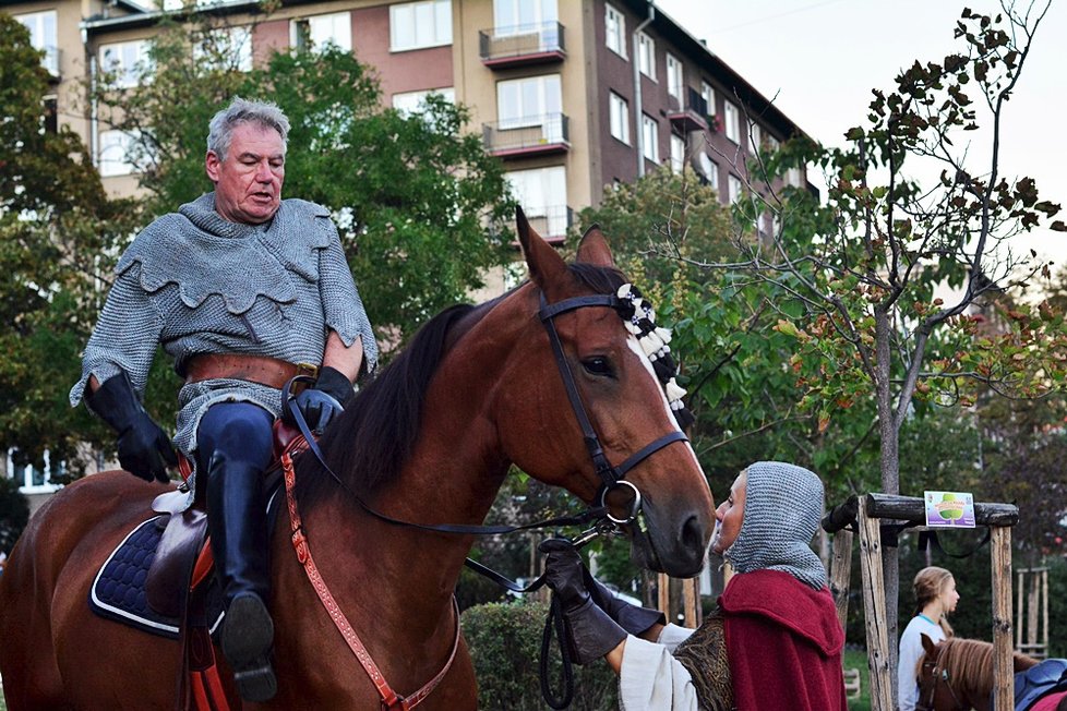 Svatováclavský průvod s koňmi po Vršovicích