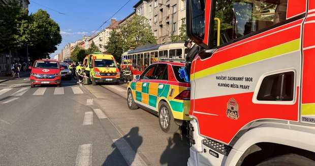 Tramvaj ve Vršovicích srazila ženu a muže, 2. června 2026