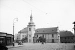 Pohled na kostel sv. Mikuláše na Vršovickém náměstí. V budově opodál vpravo se scházely místní děti k výuce. Dnes stavební slouží jako fara.
