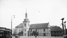 Pohled na kostel sv. Mikuláše na Vršovickém náměstí. V budově opodál vpravo se scházely místní děti k výuce. Dnes stavební slouží jako fara.