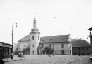 Pohled na kostel sv. Mikuláše na Vršovickém náměstí. V budově opodál vpravo se scházely místní děti k výuce. Dnes stavební slouží jako fara.