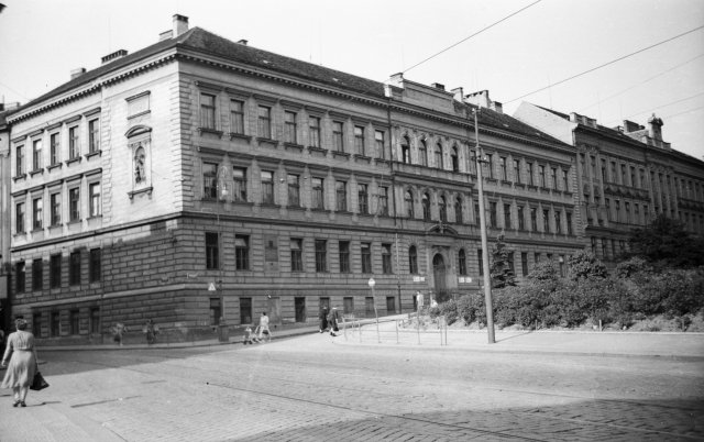 Pohled na Obchodní akademii na Vršovickém náměstí z roku 1948. Stavěna byla v letech 1892 až 1893 a původně se  vní učili nikoliv studenti, ale ještě děti.