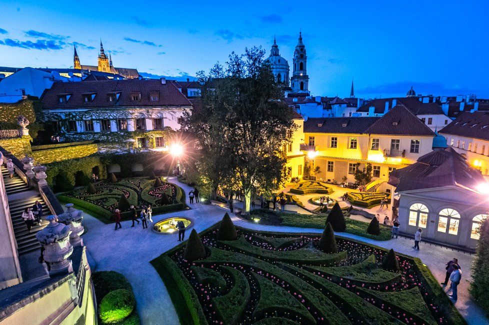 Chtěl-li Mistr ukázat půvaby stověžaté Prahy svým známým, nezřídka je brával třeba do Vrtbovské zahrady na Malé Straně. (Ilustrační foto)