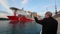 Napětí ve vztazích  S EU působí těžební aktivity Ankary ve Středomoří. Na snímku vrtná loď Fatih a turecký prezident Recep Tayyip Erdoğan.