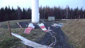 Lopatky vrtule jsou zozházeny po kopci kolem elektrárny