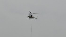 Vrtulník se chystá ke shození rapidu. Vůz je ve výšce asi 15 metrů nad zemí