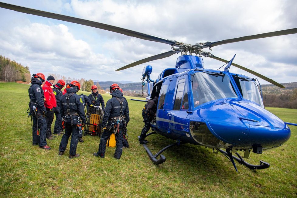 Takto probíhalo jarní cvičení pražských hasičů v Brdech. Nacvičovali zde záchranu zraněných osob z těžkého a nepřístupného terénu - například ze skal.