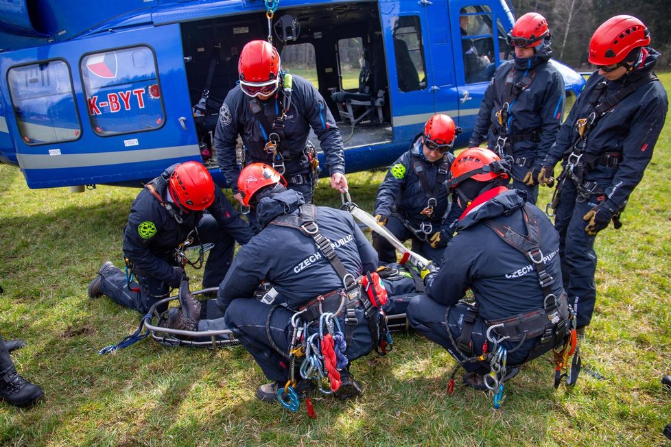 Takto probíhalo jarní cvičení pražských hasičů v Brdech. Nacvičovali zde záchranu zraněných osob z těžkého a nepřístupného terénu - například ze skal.