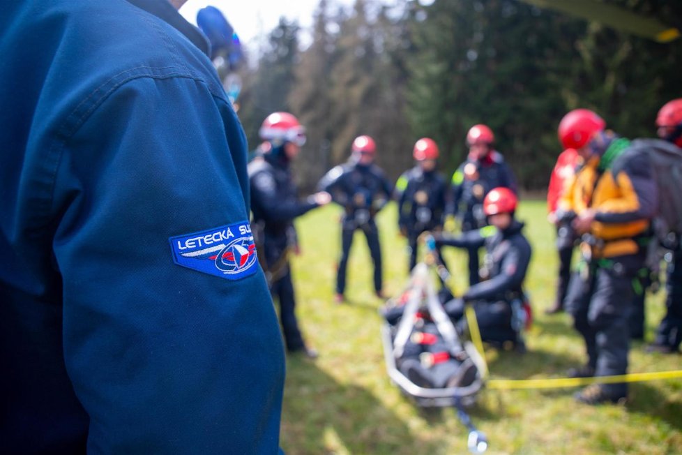 Takto probíhalo jarní cvičení pražských hasičů v Brdech. Nacvičovali zde záchranu zraněných osob z těžkého a nepřístupného terénu - například ze skal.