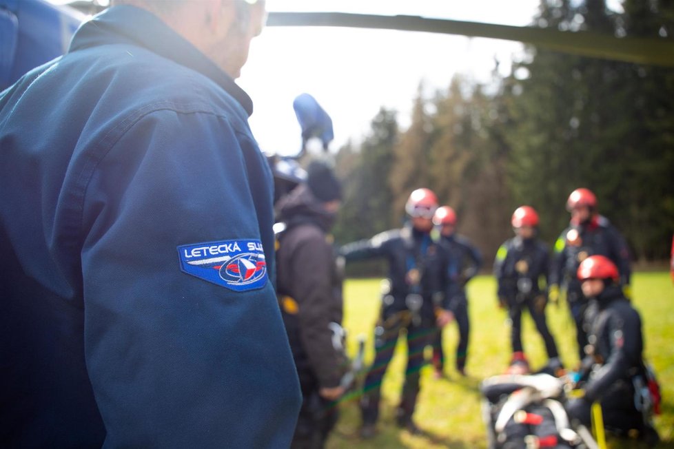 Takto probíhalo jarní cvičení pražských hasičů v Brdech. Nacvičovali zde záchranu zraněných osob z těžkého a nepřístupného terénu - například ze skal.