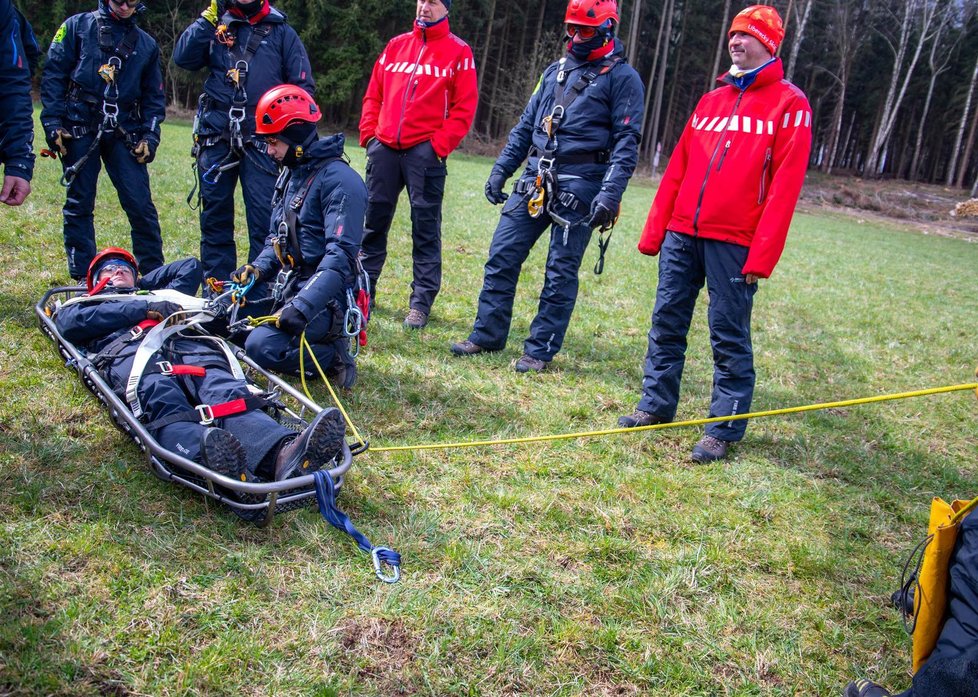 Takto probíhalo jarní cvičení pražských hasičů v Brdech. Nacvičovali zde záchranu zraněných osob z těžkého a nepřístupného terénu - například ze skal.