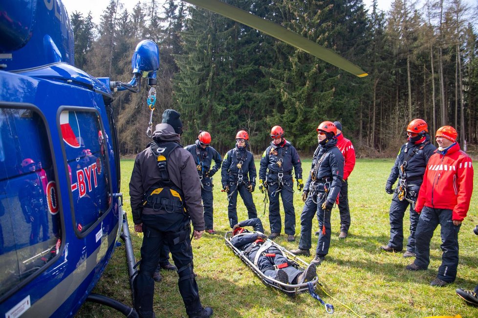 Takto probíhalo jarní cvičení pražských hasičů v Brdech. Nacvičovali zde záchranu zraněných osob z těžkého a nepřístupného terénu - například ze skal.