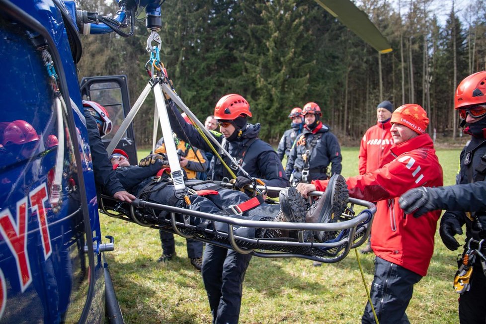 Takto probíhalo jarní cvičení pražských hasičů v Brdech. Nacvičovali zde záchranu zraněných osob z těžkého a nepřístupného terénu - například ze skal.