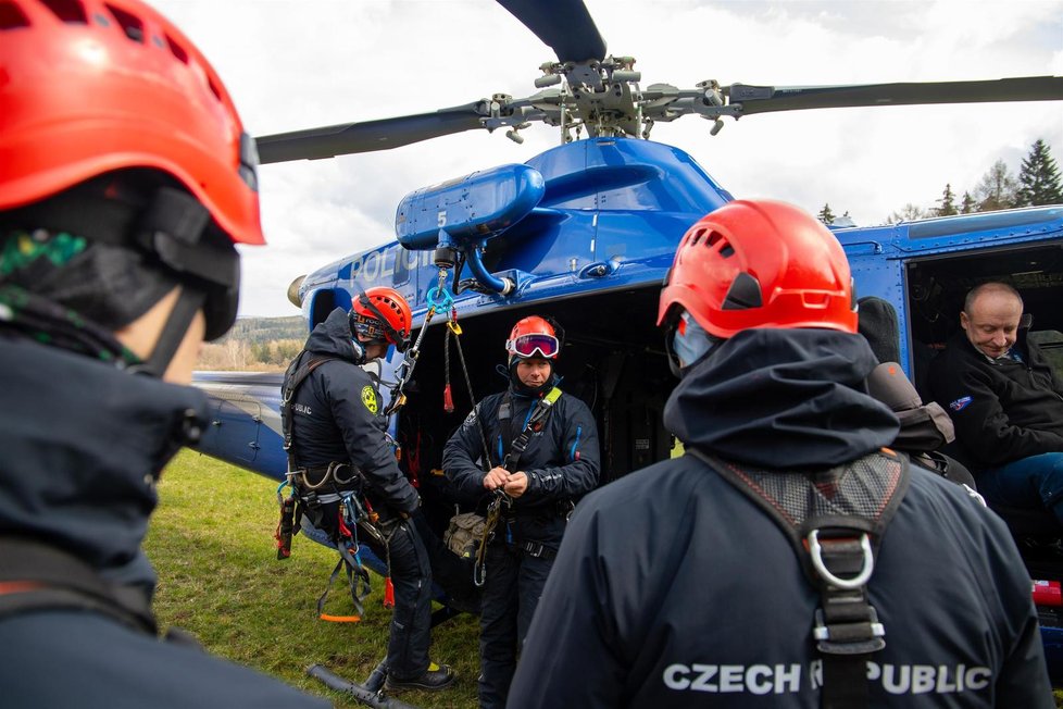 Takto probíhalo jarní cvičení pražských hasičů v Brdech. Nacvičovali zde záchranu zraněných osob z těžkého a nepřístupného terénu - například ze skal.