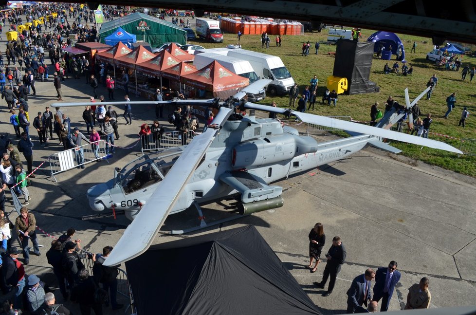 Vrtulník Bell AH-1Z Viper se má stát výzbrojí i české armády. (21. 9. 2019)