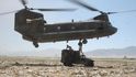 Vrtulník CH-47 Chinook na základně v afghánském Bagramu.