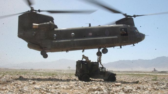 Vrtulník CH-47 Chinook na základně v afghánském Bagramu.