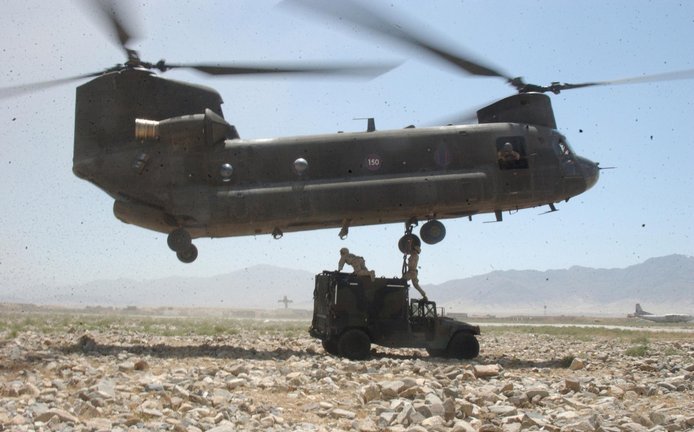 Vrtulník CH-47 Chinook na základně v afghánském Bagramu