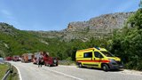 Tři mrtví po pádu vrtulníku v Chorvatsku: Stroj se zřejmě zachytil o lanový skluz pro turisty