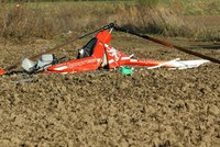 U Blanska se zřítil vrtulník, pilot pád přežil