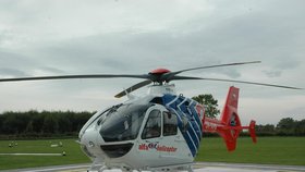 Pro zraněného muže musel přiletět vrtulník, aby ho transportoval do královehradecké fakultní nemocnice - ilustrační foto
