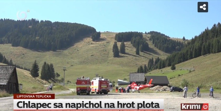 Drama v Liptovské Tepličce na Slovensku. Chlapec tu spadl ze stromu přímo na plot. Hrot mu propíchl záda.