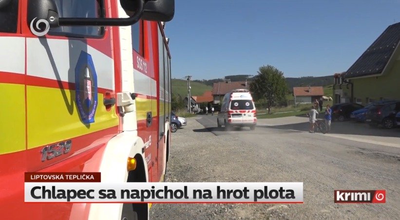 Drama v Liptovské Tepličce na Slovensku. Chlapec tu spadl ze stromu přímo na plot. Hrot mu propíchl záda.