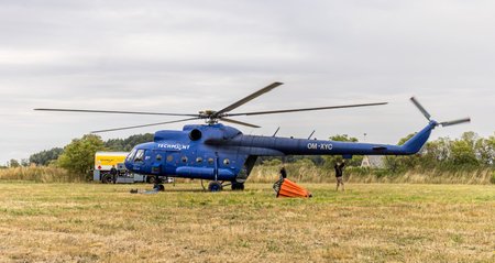 S hašením požáru pomáhá i vrtulník Mi-8.