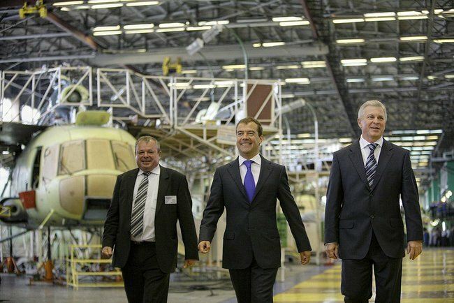 Prezident Dmitrij Medveděv na exkurzi vrtulníkové továrny OAO Ulan-Ude. (2009).