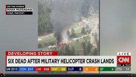 Vrtulník po pádu skončil v plamenech.