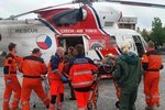 Ztraceného a zraněného důchodce (67) převážel do nemocnice vrtulník. (Ilustrační foto)