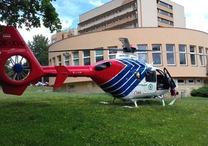 Vrtulník ostravských záchranářů zažil v neděli perný den.