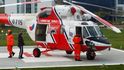 Záchranářský vrtulník startuje v Plzni a dítě odváží do nemocnice v Praze.