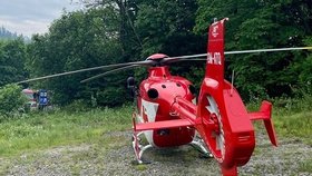 Pro ženu nabodnutou na větev spěchal záchranářský vrtulník. Přepravil ji do Fakultní nemocnice Ostrava.