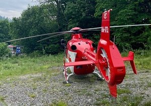Pro ženu nabodnutou na větev spěchal záchranářský vrtulník. Přepravil ji do Fakultní nemocnice Ostrava.