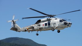 Tragická srážka vojenských vrtulníků v Japonsku: Jeden mrtvý, sedm lidí se pohřešuje