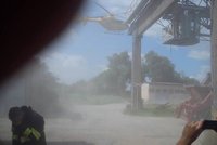 V Chrudimi spadl jeřáb: Pro těžce zraněného pracovníka přiletěl vrtulník