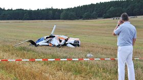 Mezi Kaznějovem a Rybnicí na severním Plzeňsku se 16. srpna zřítil vrtulník, na místě zemřeli dva lidé.