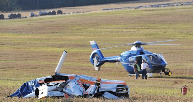 Pád vrtulníku na Plzeňsku: Zřítil se zřejmě při nácviku přistání bez motoru