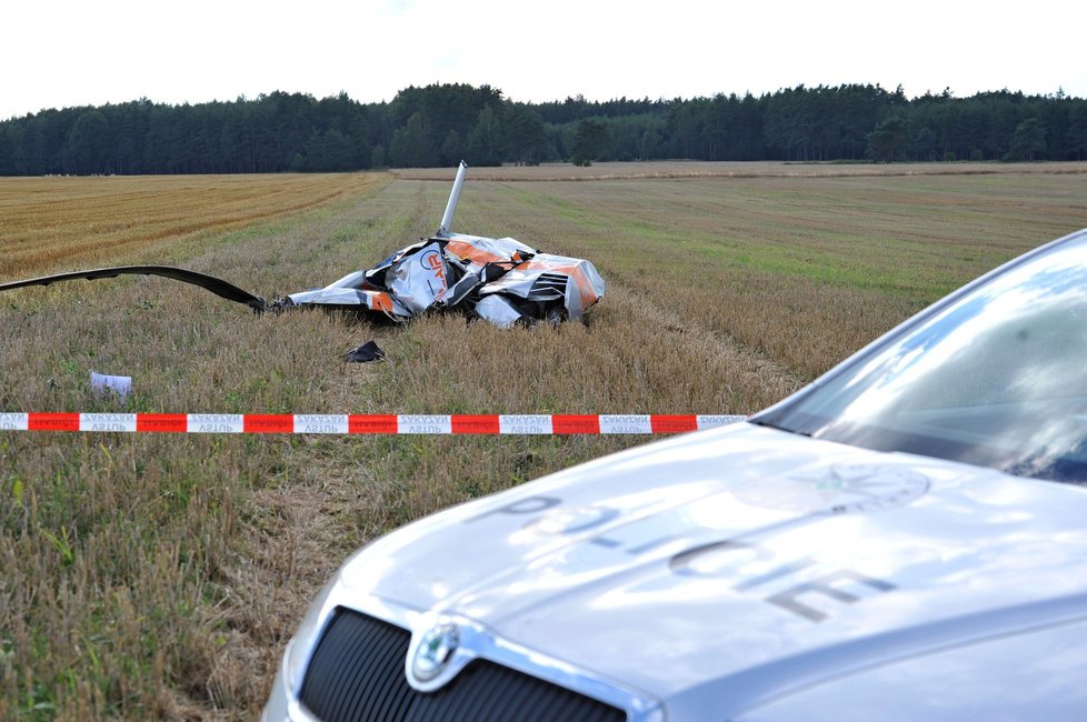 Mezi Kaznějovem a Rybnicí na severním Plzeňsku se 16. srpna zřítil vrtulník, na místě zemřeli dva lidé.