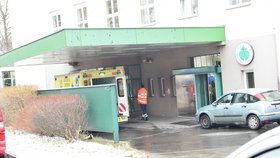 Záchranáři přepravili do vinohradské nemocnice muže, jehož noha uvízla v lisu