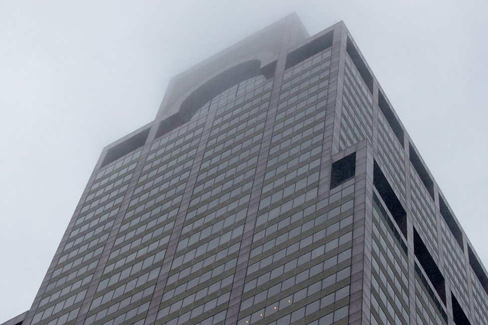 V centru Manhattanu, vletěl do mrakodrapu vrtulník. (10. 6. 2019)