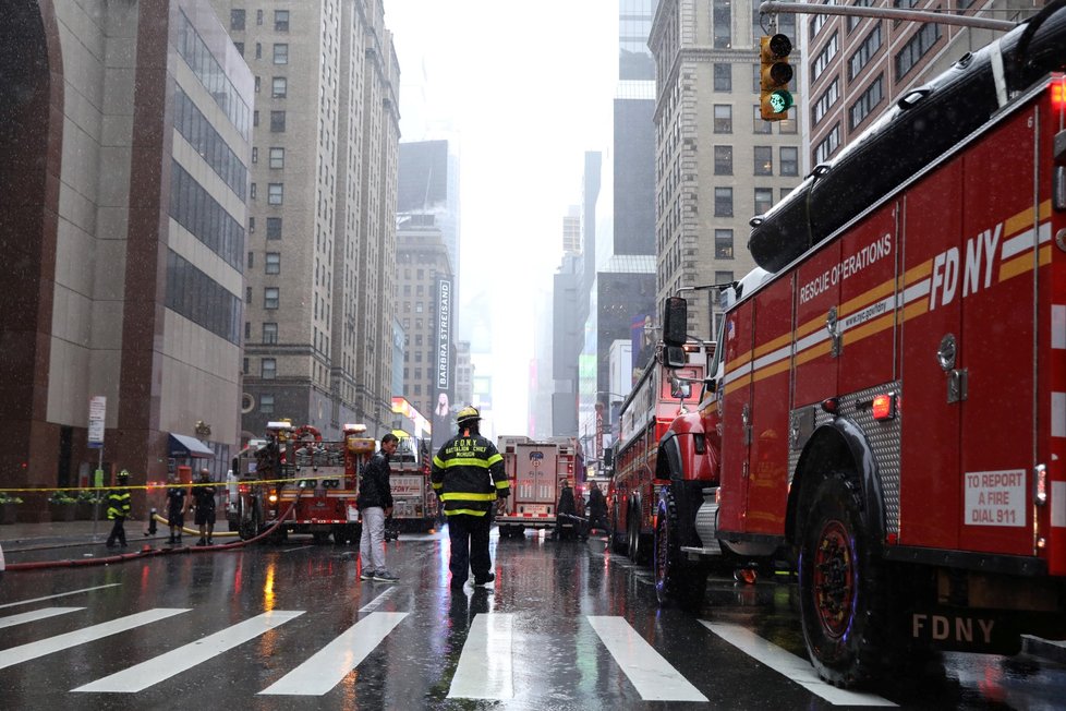 Vrtulník narazil do mrakodrapu na Manhattanu při nouzovém přistání. Budova má 54 pater. Lidé hned začali vybíhat ven. Práci záchranářům komplikuje vydatný déšť.
