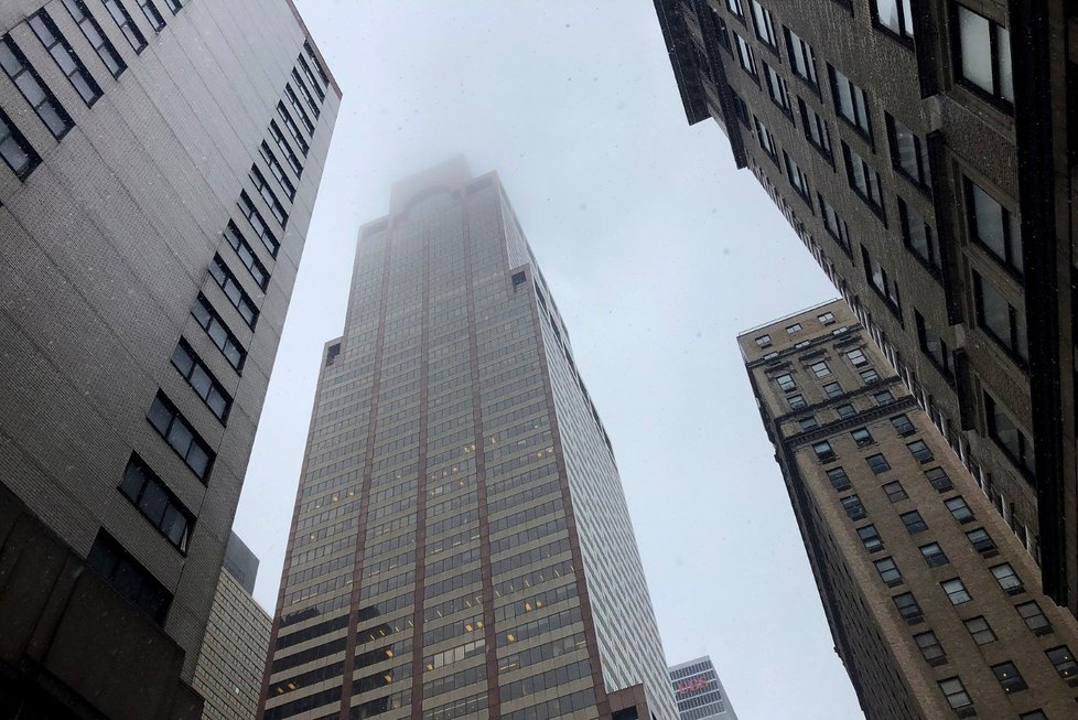 Vrtulník narazil do mrakodrapu na Manhattanu při nouzovém přistání. Budova má 54 pater. Lidé hned začali vybíhat ven. Práci záchranářům komplikuje vydatný déšť.