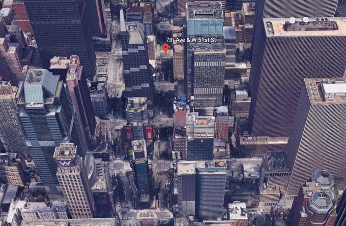 Do mrakodrapu na Manhattanu narazil vrtulník.