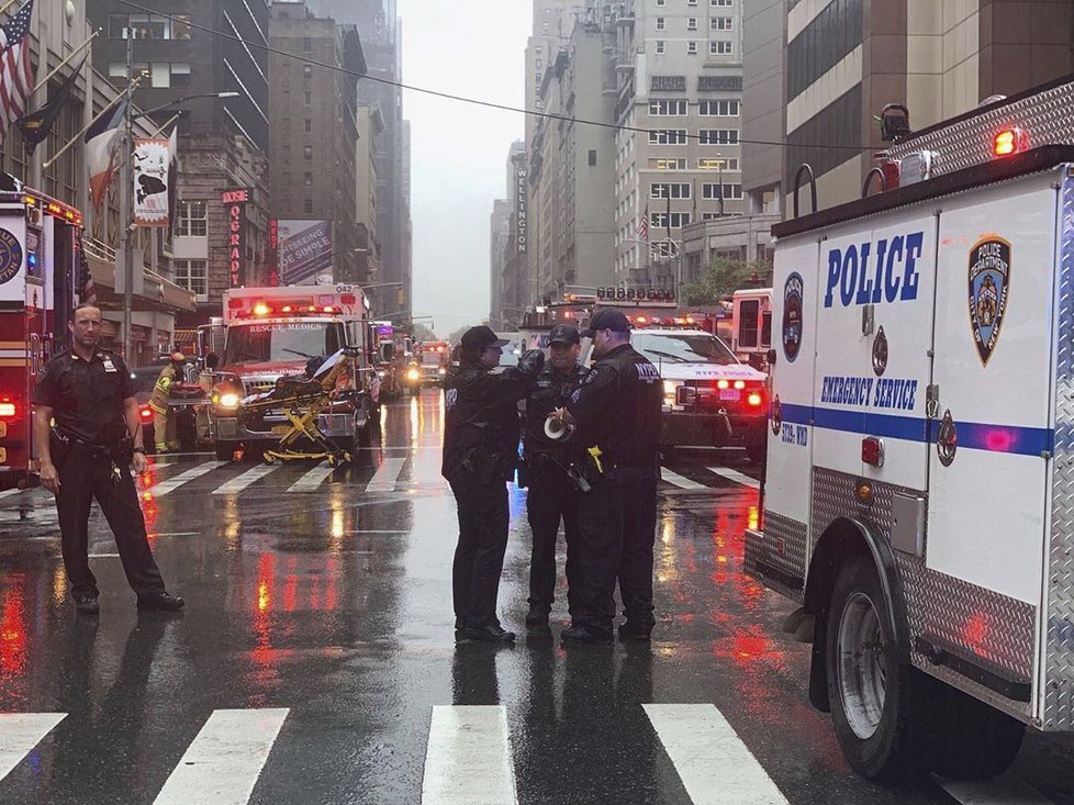 V New Yorku narazil do mrakodrapu vrtulník. Na místě jsou desítky záchranářů.