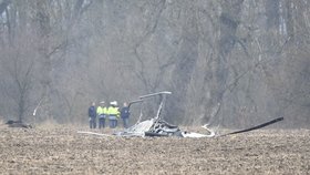 U Terezína spadl malý vrtulník, pilot zemřel