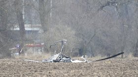 U Terezína spadl malý vrtulník, pilot zemřel