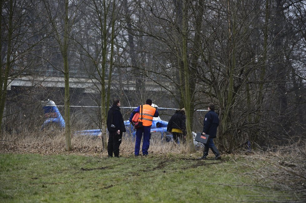 U Terezína spadl malý vrtulník, pilot zemřel